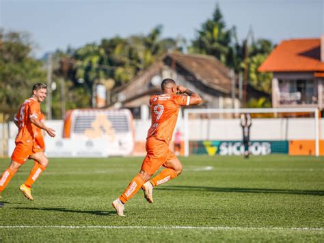 Santa Catarina Clube vence Guarani de Palhoça e segue líder na Série B