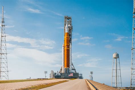 Est ce ce soir que l énorme fusée SLS de la NASA prend enfin son envol