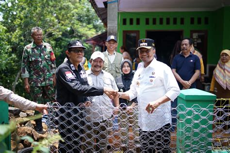 Kunjungi Korban Longsor Rawalele Pj Bupati Subang Serahkan Bronjong