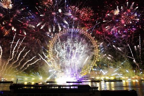 Los Shows De Fuegos Artificiales Con Los Que Recibieron El Año Nuevo En Diferentes Partes Del