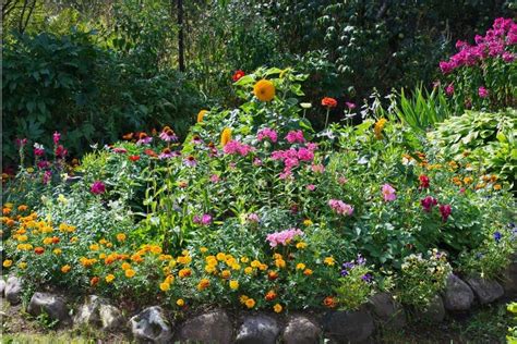 7 Lovely Cutting Garden Plans (Sample Layouts + Tips For Your Own ...