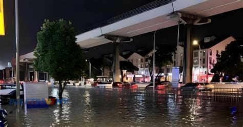 VIDEO Banjir Kilat Laluan Utama Sesak Di Lembah Klang BULETIN TV3