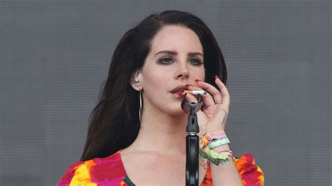 Lana Del Rey Le Pide Al Público Que La Ayuden A Encontrar Su Vape — Rockandpop