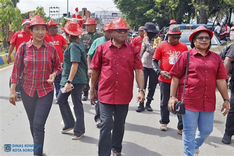 Pemkot Lepas Karnaval Santa Claus Pj Wali Kota Sorong Kota Sorong