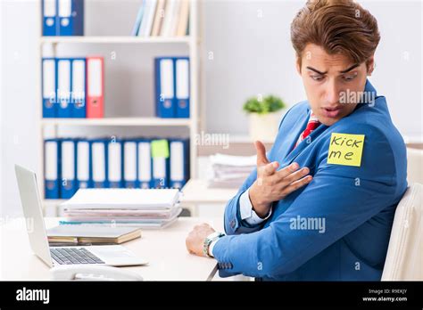 Office prank with kick me message on sticky note Stock Photo - Alamy