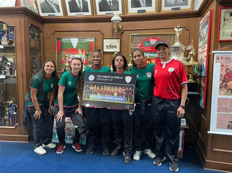 Equipe Feminina Da Portuguesa Visita O Museu Do Clube