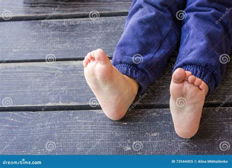 Les Pieds Des Enfants Aux Pieds Nus Image Stock Image Du Pieds