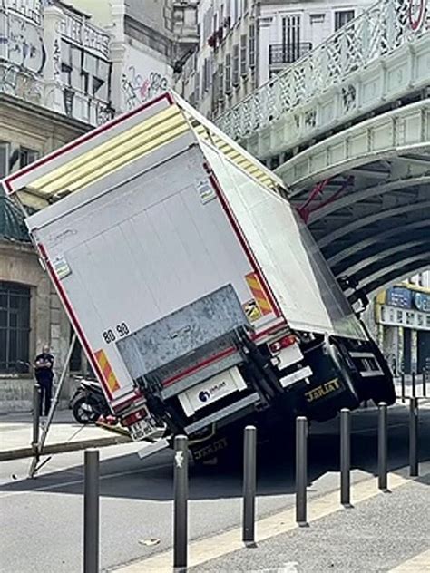 Un Camion Encastr Cours Lieutaud Marseille Vid O Dailymotion