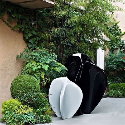 Flow Vaso Da Giardino In Polietilene By Serralunga Design Zaha Hadid