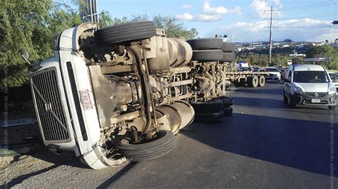 Falla mecánica provoca volcadura de un tráiler FOTOGALERÍA