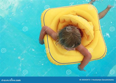 La Fille Nage Dans Une Piscine Avec Un Cercle Image Stock Image Du