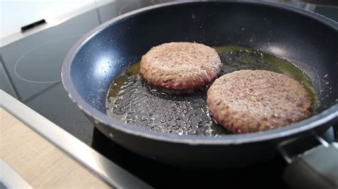 Gefrorene Burger Patties Burgerfleisch Das In Einer Hei En Pfanne Mit