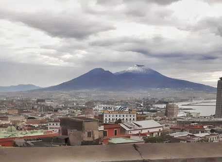 Napoli Scendono Le Temperature E Torna La Neve Sul Vesuvio