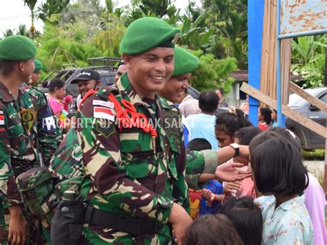 Masyarakat Kabupaten Kerom Papua Sambut Hangat Kedatangan Satgas Yonif