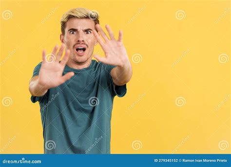 Hombre Gay Haciendo Gestos Con Las Manos En El Miedo Foto De Archivo Imagen De Manos Estudio