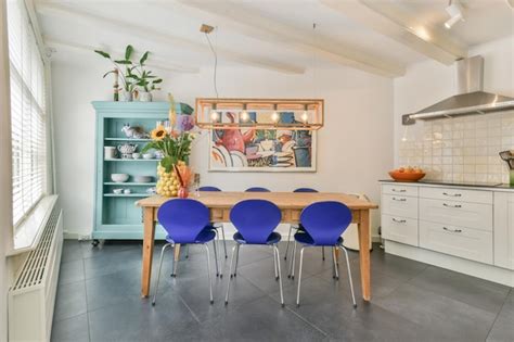 Un Comedor Con Una Mesa De Madera Y Sillas Azules Foto Premium