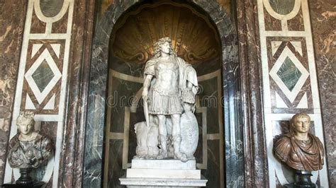 VERSALLES PARÍS FRANCIA 23 DE SEPTIEMBRE DE 2015 Estatua Dentro Del