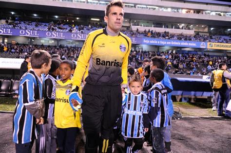 Crianças entram em campo os jogadores 03 08 2011 Foto 1