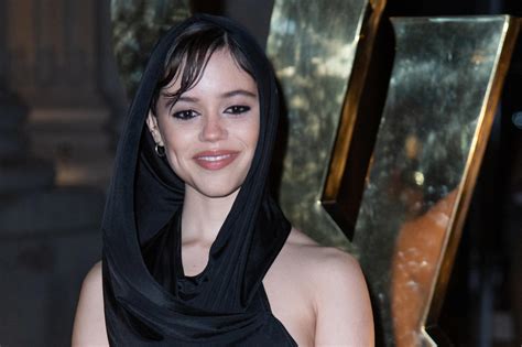 Jenna Ortega Y Su Look Homenaje A Miércoles En La Fashion Week De París