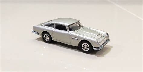Hot Wheels James Bond 007 Aston Martin DB5 Goldfinger Rubber Tyres 2014 Retro Entertainment Mint