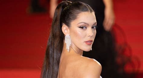 Iris Mittenaere irrésistible poupée elle affiche son corps de bombe