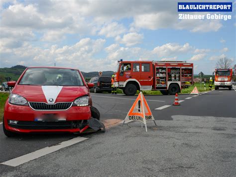 Kurve Geschnitten Autofahrerin Bei Abbiege Unfall Verletzt