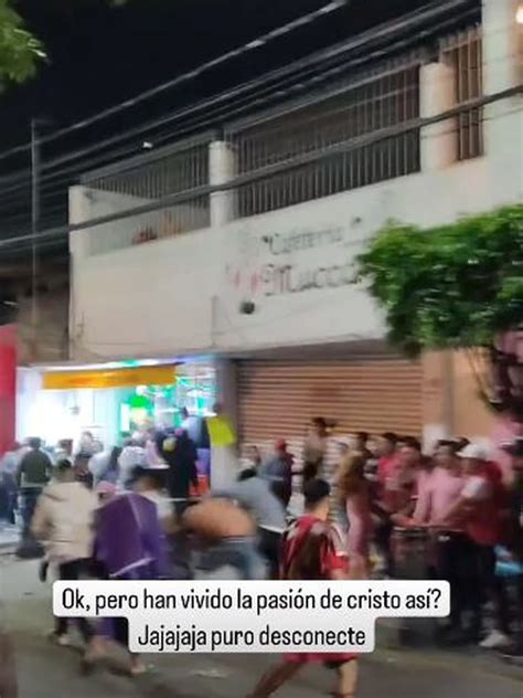 ¿y Los Soldados Romanos Arman Pelea Campal En El Viacrucis Del Jueves