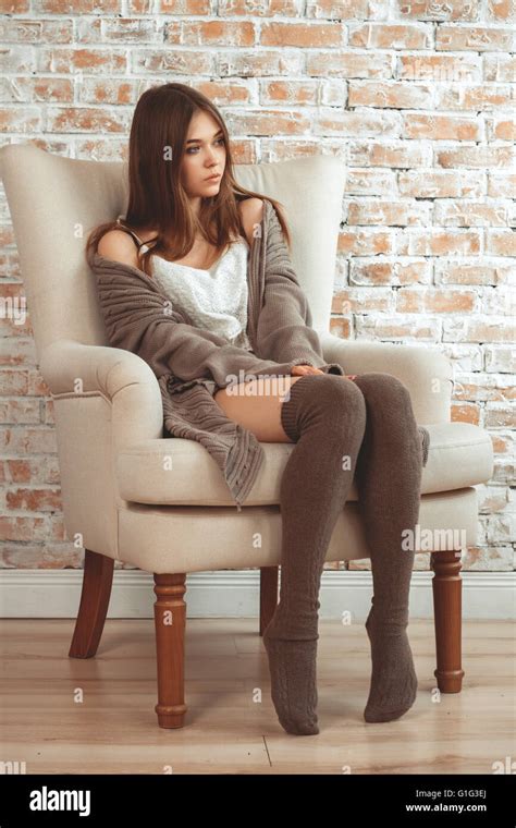 Belle Jeune Femme Assise Dans Un Fauteuil Photo Stock Alamy