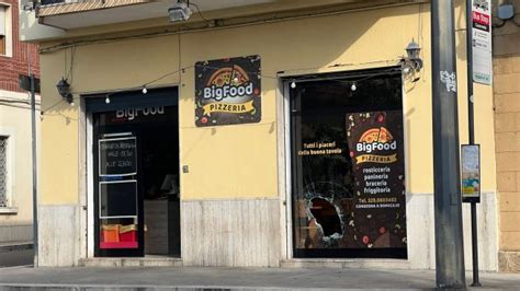 Sfondano La Vetrata Di Una Pizzeria Si Introducono Allinterno E