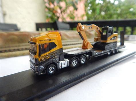 Oxford LKW SCHWERTRANSPORT TIEFLADER VOLVO FH4 MIT KETTENBAGGER CAT