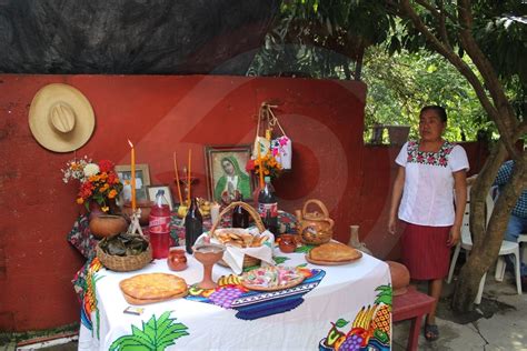 Ayuntamiento realiza primera ofrenda a San Miguel Arcángel en