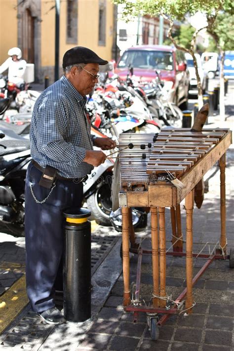 Un Hombre Tocando Marimba En La Calle De Guadalajara Foto Editorial