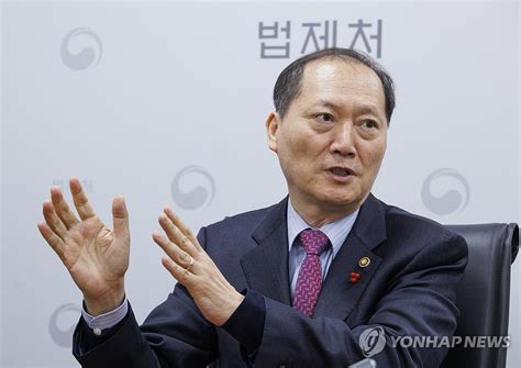 연합뉴스와 인터뷰하는 이완규 법제처장 연합뉴스