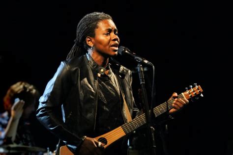 Tracy Chapman Becomes First Black Woman To Hit No 1 On Country Radio