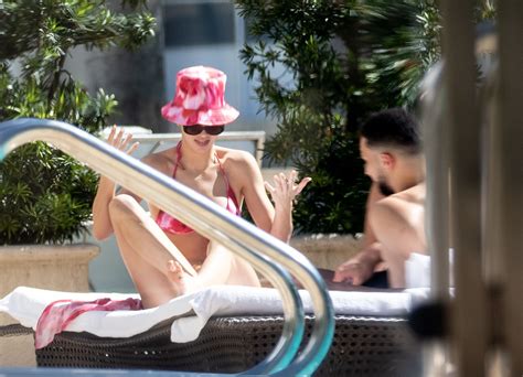Kendall Jenner Sexy Boobs In Small Bikini At Pool In Miami Hot