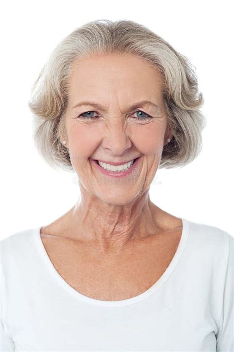 Retrato De Una Mujer Mayor Hermosa Y Sonriente Posando En El Interior