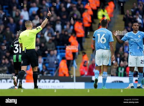 Manuel Akanji Rechts Von Manchester City Zeigt Eine Rote Karte F R