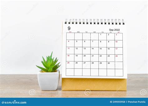 Calendario Del Escritorio De Septiembre De Con Planta Sobre Mesa