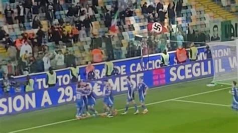 Un Tifoso Entra Con Una Svastica Allo Stadio Per Italia Israele