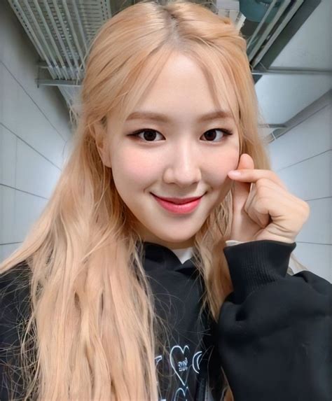 Rosé Pics On Twitter Rosé Blackpink Cute Blackpink Rose Rose Blonde