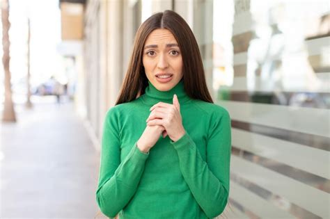 Mujer Bonita Joven Que Parece Preocupada Estresada Ansiosa Y Asustada