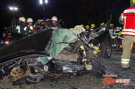 Schwerer Verkehrsunfall mit sechs Verletzten nach Überholmanöver bei