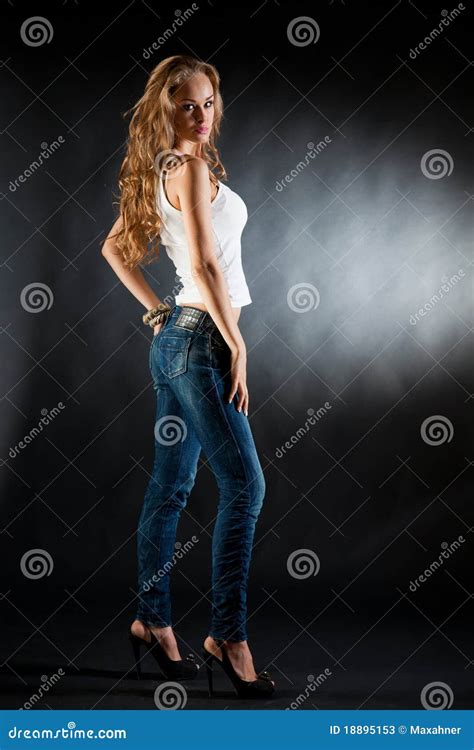 Jeune Fille Sexy Dans Le T Shirt Et Des Jeans Blancs Image Stock