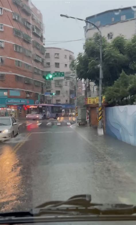 雨彈炸新北！中和華新街、土城永豐路慘積水 民眾驚呼：怎麼變黃河了 生活新聞 生活 聯合新聞網