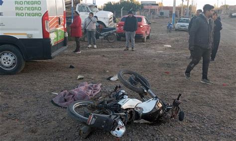 Fuerte Choque Entre Una Moto Y Un Autom Vil Una Mujer Fue Trasladada