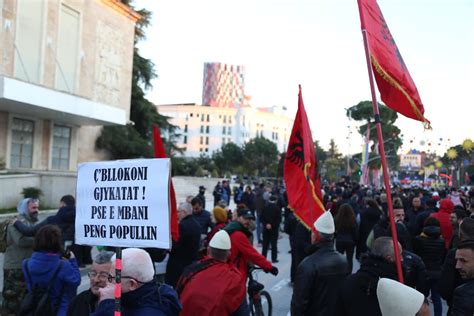 Taksoni Oligarkët Jo Qytetarët Vijon Protesta Para Kryeministrisë