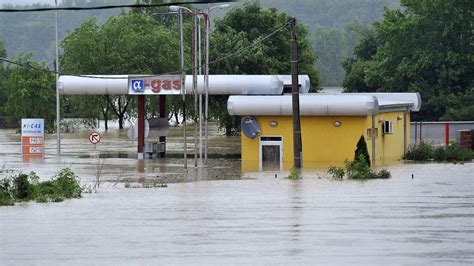 VIDEO Des Inondations Font Au Moins Cinq Morts En Bosnie Et En Serbie