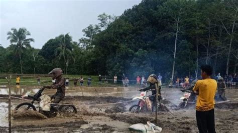 Foto Serunya Lomba Balap Motor Ojek Gabah Di Lumpur Tribun Timur