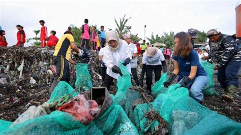 Kembali Kolaborasi Bareng Sungai Watch Banyuwangi Bersihkan Sampah