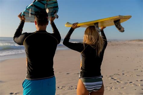 Premium Photo Caucasian Couple Enjoying Time At The Beach Holding